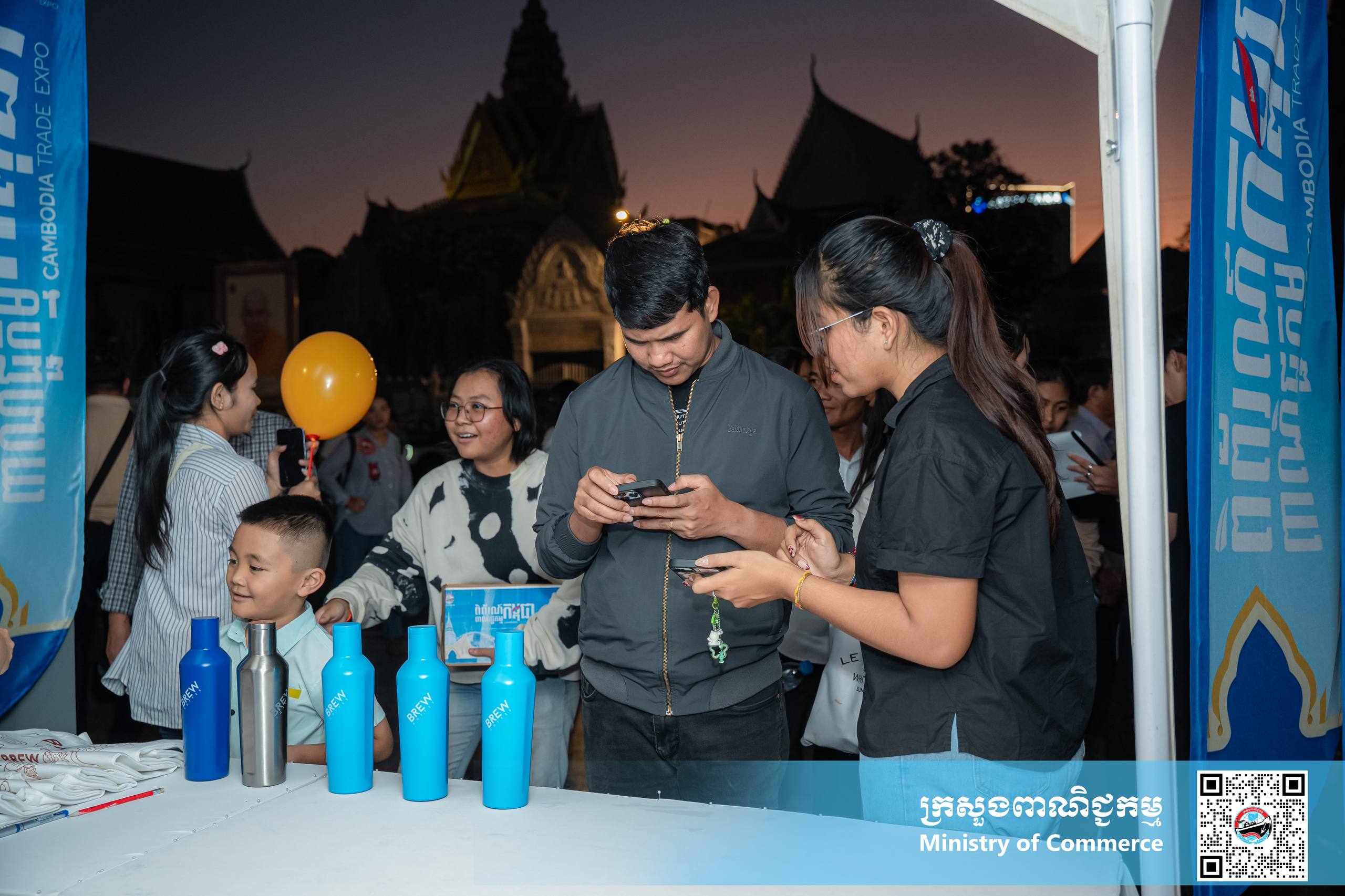 ក្រុមការងារពិព័រណ៍ពាណិជ្ជកម្មកម្ពុជា នៃក្រសួងពាណិជ្ជកម្ម បានរៀបចំស្តង់ផ្សព្វផ្សាយផ្ទាល់ស្ដីអំពីព្រឹត្តិការណ៍ ពិព័រណ៍ពាណិជ្ជកម្មកម្ពុជា លើកទី១៨ ឆ្នាំ២០២៥