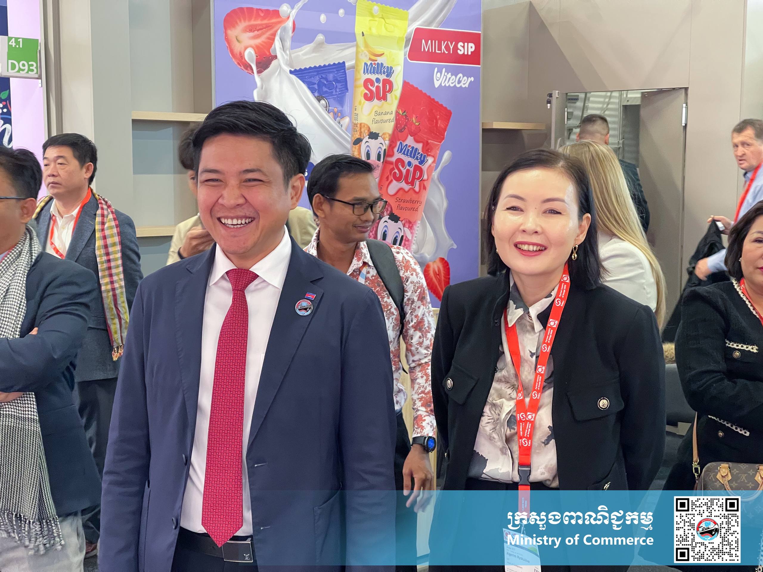 ឯកឧត្តម សំហេង បូរ៉ា រដ្ឋលេខាធិការ នៃក្រសួងពាណិជ្ជកម្ម បានដឹកនាំគណៈប្រតិភូសម្ពោធពន្លាជាតិកម្ពុជា ជាលើកដំបូង ក្នុងព្រឹត្តិការណ៍ពិព័រណ៍ម្ហូបអាហារ និងភេសជ្ជៈដ៏ធំលំដាប់ពិភពលោក ANUGA 2025 នៅទីក្រុងខឹឡូញ ប្រទេសអាល្លឺម៉ង់ក្រោមកិច្ចសហការជាមួយ ទីភ្នាក់ងារអាល្លឺម៉ង់សម្រាប់កិច្ចសហប្រតិបត្តិការអន្តរជាតិ (GIZ) តាមរយៈការគាំទ្ររបស់ប្រទេសអាល្លឺម៉ង់ និងសហភាពអឺរ៉ុប