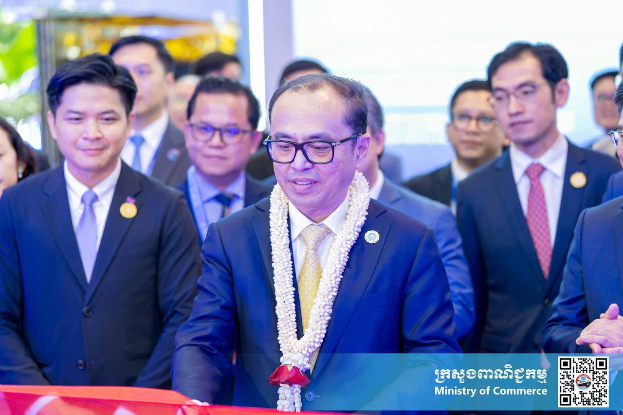 ឯកឧត្តម សំហេង បូរ៉ា រដ្ឋលេខាធិការក្រសួងពាណិជ្ជកម្ម និងជាអនុប្រធានគណៈកម្មការអន្តរក្រសួងដើម្បីរៀបចំ និងចូលរួមពិព័រណ៍ពិភពលោក និងពិព័រណ៍ពាណិជ្ជកម្មអន្តរជាតិ បានអញ្ជើញចូលរួមក្នុងពិធីសម្ពោធស្តង់ពិព័រណ៍ពាណិជ្ជកម្មរបស់កម្ពុជា នាឱកាសព្រឹត្តិការណ៍ពិព័រណ៍ចិន-អាស៊ានលើកទី២២