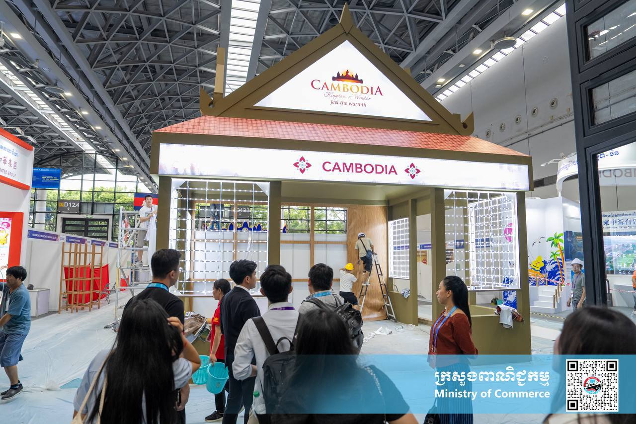 ឯកឧត្តម សំហេង បូរ៉ា រដ្ឋលេខាធិការក្រសួងពាណិជ្ជកម្ម និងជាអនុប្រធានគណៈកម្មការរៀបចំ និងចូលរួមពិព័រណ៍ពិភពលោក និងពិព័រណ៍ពាណិជ្ជកម្មអន្តរជាតិ បានដឹកនាំក្រុមការងារបច្ចេកទេសចុះពិនិត្យមើលវឌ្ឍនភាពការងារនៃការរៀបចំ និងចូលរួមពិព័រណ៍ចិន-អាស៊ានលើកទី២២ នៅមជ្ឈមណ្ឌលតាំងពិព័រណ៍ និងសន្និសីទក្រុងណាននីង តំបន់ស្វយ័តក្វាងស៊ី សាធារណរដ្ឋប្រជាមានិតចិន