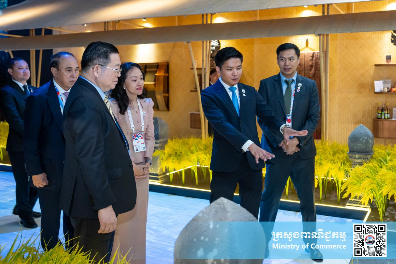 ឯកឧត្តម សំហេង បូរ៉ា រដ្ឋលេខាធិការក្រសួងពាណិជ្ជកម្ម និងជាអគ្គស្នងការរងសម្រាប់តំណាងកម្ពុជា ក្នុងពិព័រណ៍ពិភពលោក២០២៥ អូសាកា កាន់សៃ តំណាងដ៏ខ្ពង់ខ្ពស់ លោកជំទាវ ចម និម្មល រដ្ឋមន្ត្រីក្រសួងពាណិជ្ជកម្ម បានអញ្ជើញជាអធិបតីក្នុងពិធីសម្ពោធជាផ្លូវការពន្លាជាតិកម្ពុជា នៅក្នុងពិព័រណ៍ពិភពលោក២០២៥ អូសាកា កាន់សៃ ប្រទេសជប៉ុន