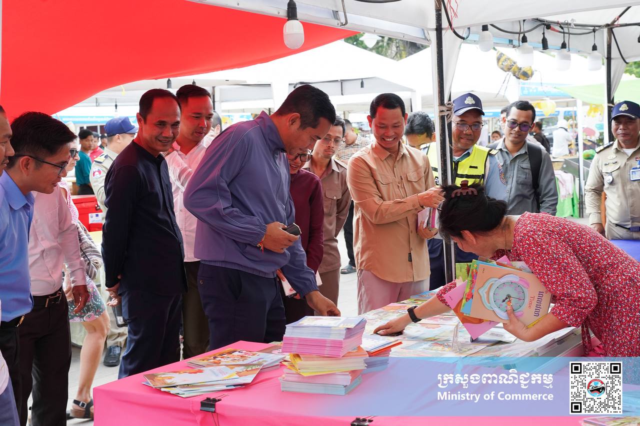 រូបភាពខ្លះៗស្ដីពីសកម្មភាពរបស់បងប្អូនអាជីវករ ពាណិជ្ជករ រៀបបចំស្តង់ «ពិព័រណ៍ផលិតផលខ្មែរ និងបន្លែផ្លែឈើ លើកទី១៨» ក្រោមមូលបទ «បង្កើនតម្លៃបន្ថែមនៃអាជីវកម្មបន្លែផ្លែឈើ» នៅបរិវេណសួនហាត់ប្រាណមាត់ស្ទឹងសៀមរាប ខេត្តសៀមរាប នាព្រឹកថ្ងៃព្រហស្បត្តិ៍ ទី២៧ ខែកុម្ភៈ ឆ្នាំ២០២៥។