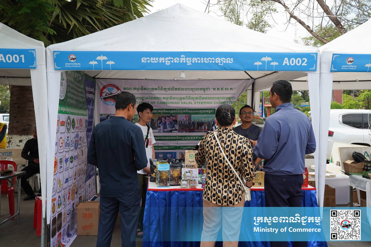 រូបភាពខ្លះៗស្ដីពីសកម្មភាពរបស់បងប្អូនអាជីវករ ពាណិជ្ជករ រៀបបចំស្តង់ «ពិព័រណ៍ផលិតផលខ្មែរ និងបន្លែផ្លែឈើ លើកទី១៨» ក្រោមមូលបទ «បង្កើនតម្លៃបន្ថែមនៃអាជីវកម្មបន្លែផ្លែឈើ» នៅបរិវេណសួនហាត់ប្រាណមាត់ស្ទឹងសៀមរាប ខេត្តសៀមរាប នាព្រឹកថ្ងៃព្រហស្បត្តិ៍ ទី២៧ ខែកុម្ភៈ ឆ្នាំ២០២៥។