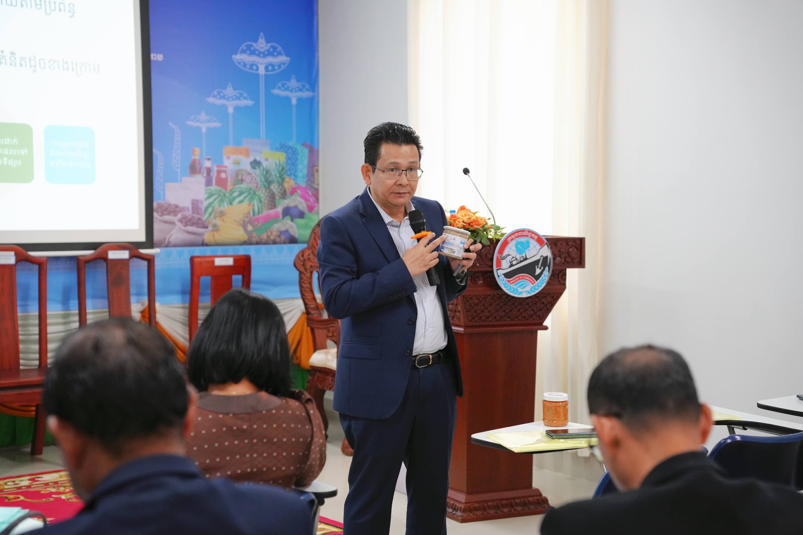 សិក្ខាសាលាស្តីពី «បរិបទថ្មីនៃការប្រើប្រាស់ផលិតផលជាតិប្រកបដោយចីរភាព»៖ ការលើកកម្ពស់តម្លៃផលិតផលខ្មែរក្នុងទីផ្សារទំនើប