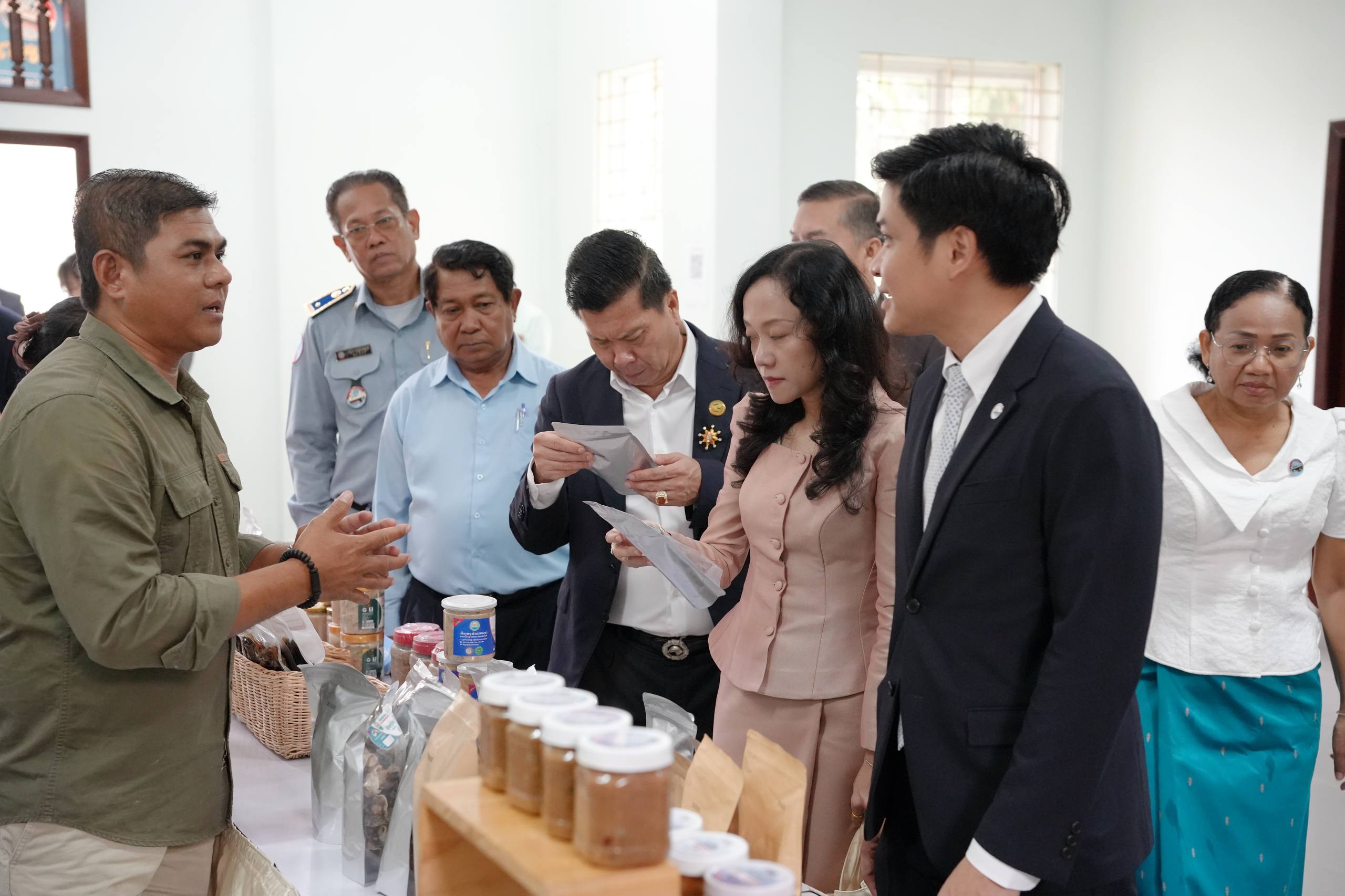 សិក្ខាសាលាស្តីពី «បរិបទថ្មីនៃការប្រើប្រាស់ផលិតផលជាតិប្រកបដោយចីរភាព»៖ ការលើកកម្ពស់តម្លៃផលិតផលខ្មែរក្នុងទីផ្សារទំនើប