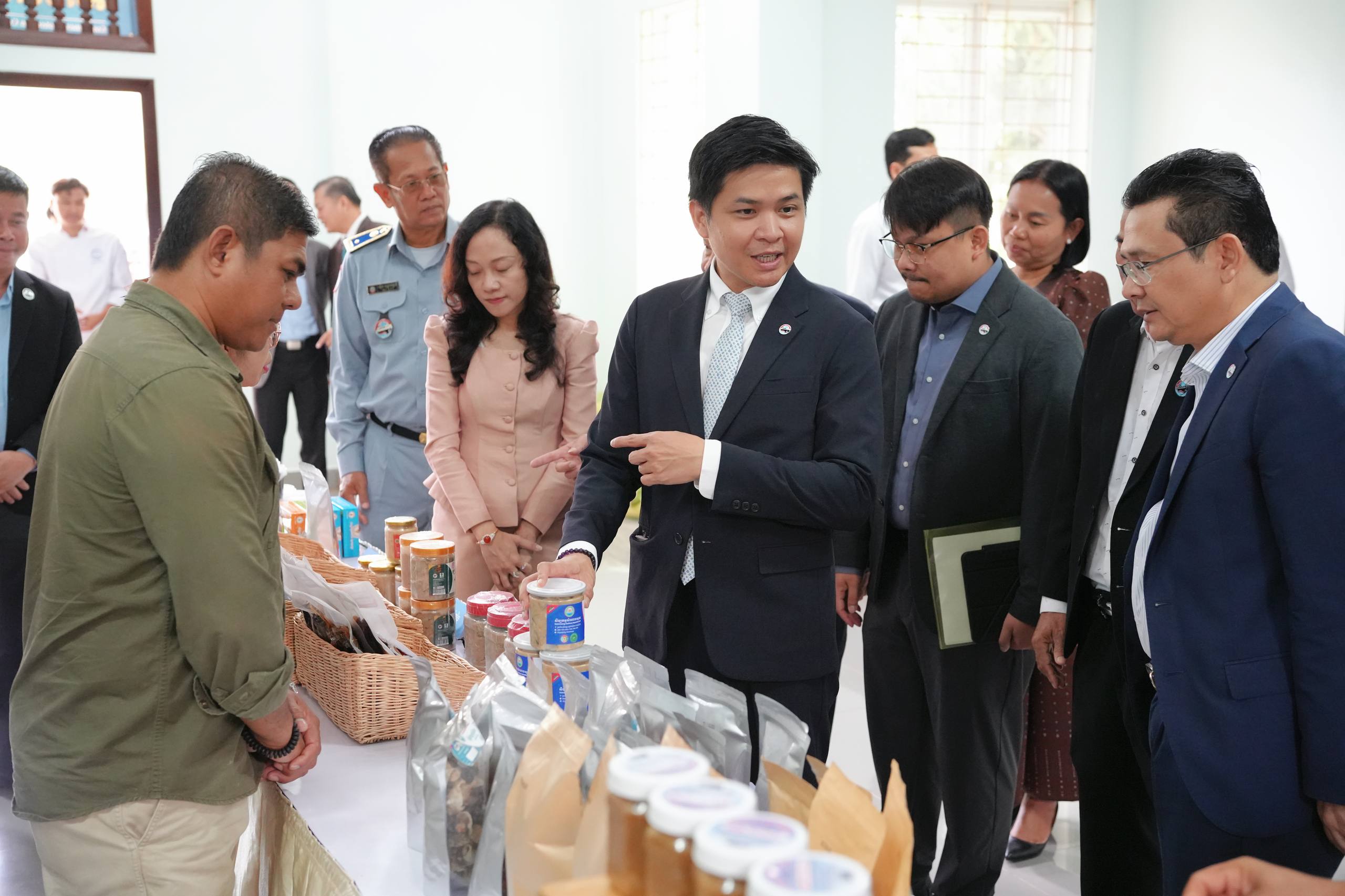 សិក្ខាសាលាស្តីពី «បរិបទថ្មីនៃការប្រើប្រាស់ផលិតផលជាតិប្រកបដោយចីរភាព»៖ ការលើកកម្ពស់តម្លៃផលិតផលខ្មែរក្នុងទីផ្សារទំនើប