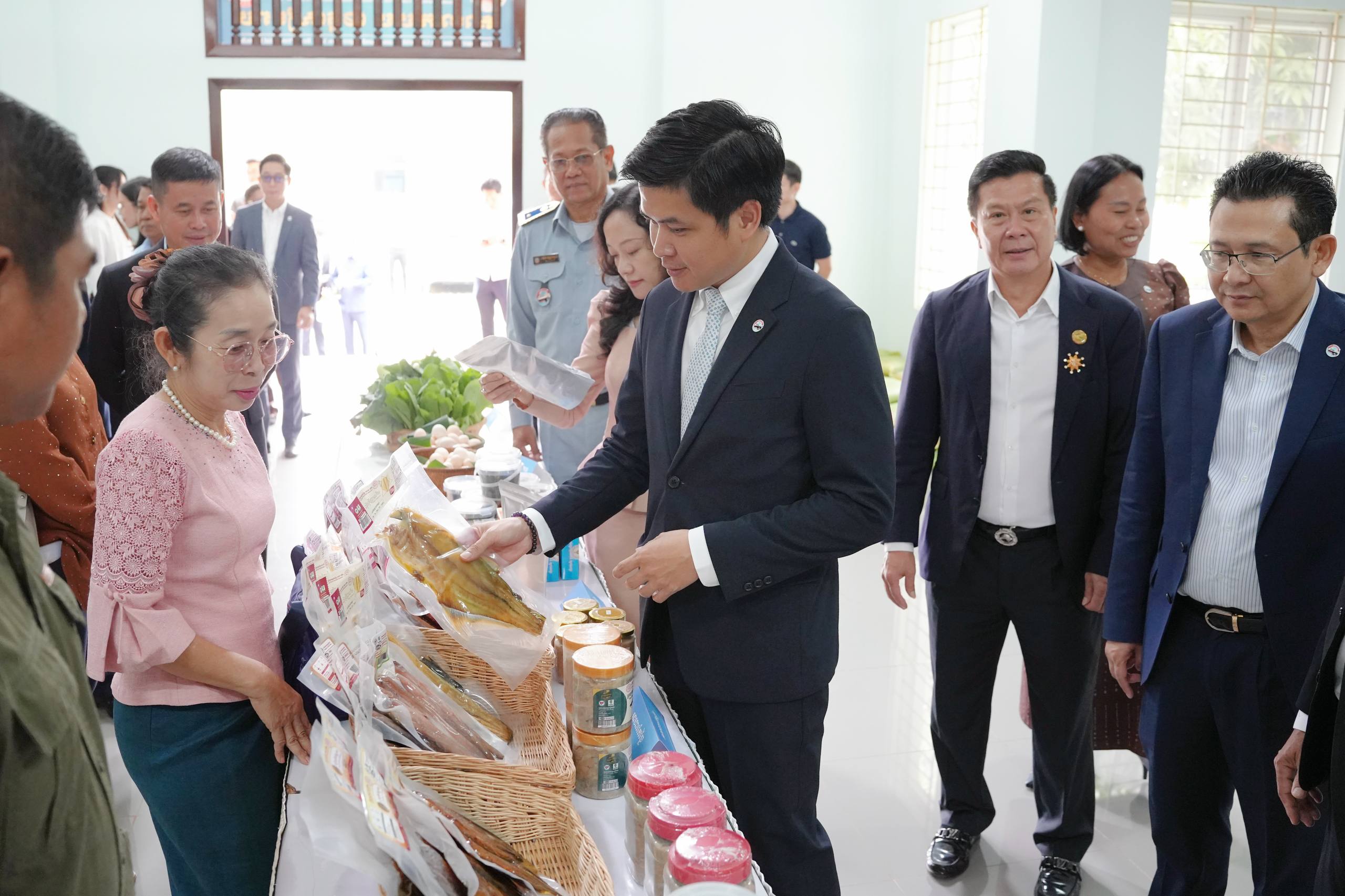 សិក្ខាសាលាស្តីពី «បរិបទថ្មីនៃការប្រើប្រាស់ផលិតផលជាតិប្រកបដោយចីរភាព»៖ ការលើកកម្ពស់តម្លៃផលិតផលខ្មែរក្នុងទីផ្សារទំនើប