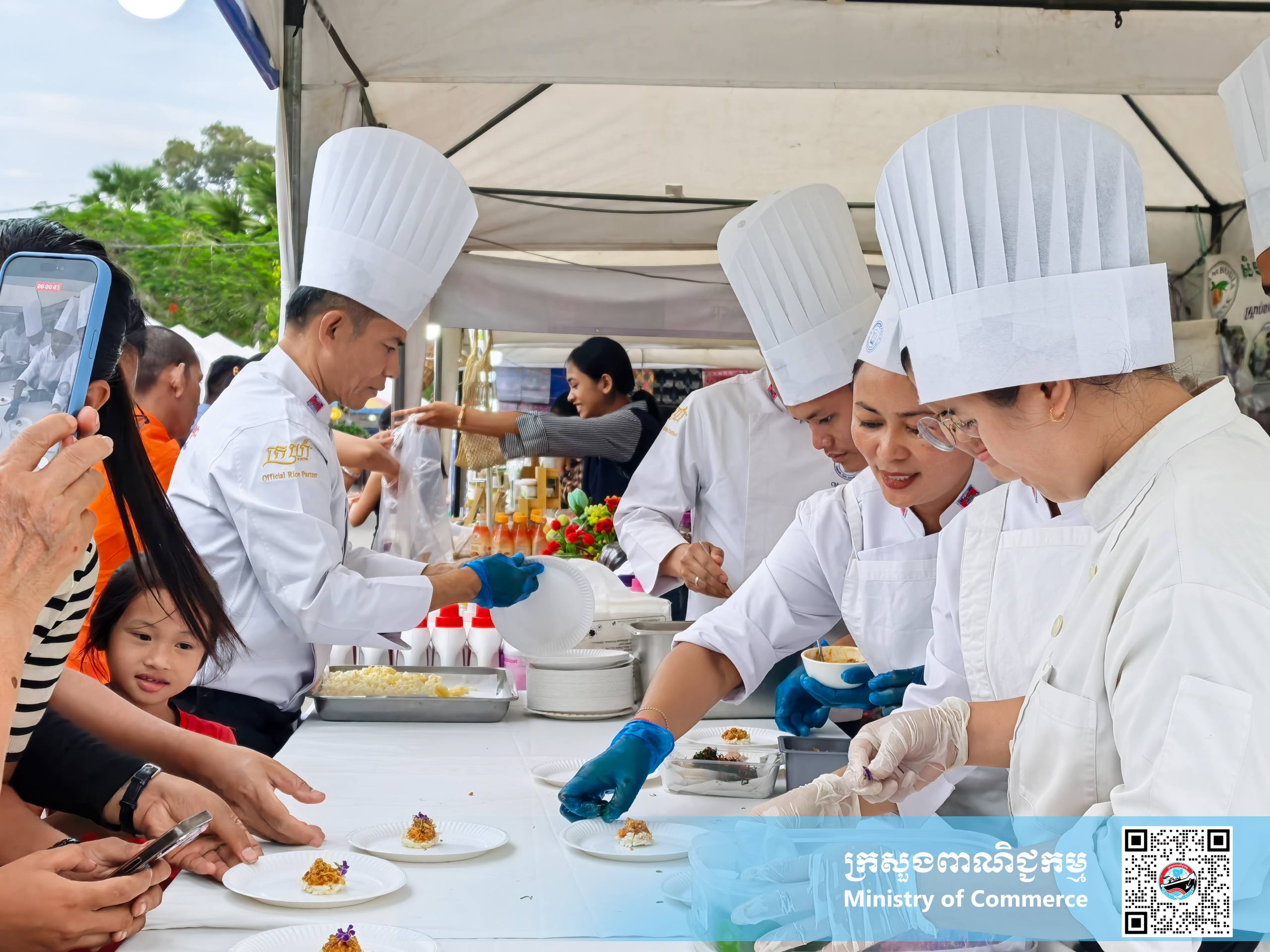 រូបភាពខ្លះៗស្ដីពីសកម្មភាពរបស់បងប្អូនអាជីវករ ពាណិជ្ជករ ភ្ញៀវទេសចរណ៍ជាតិ និងអន្តរជាតិ ចូលរួមព្រឹត្តិការណ៍ «ពិព័រណ៍ផលិតផលខ្មែរ និងបន្លែផ្លែឈើ លើកទី១៩»