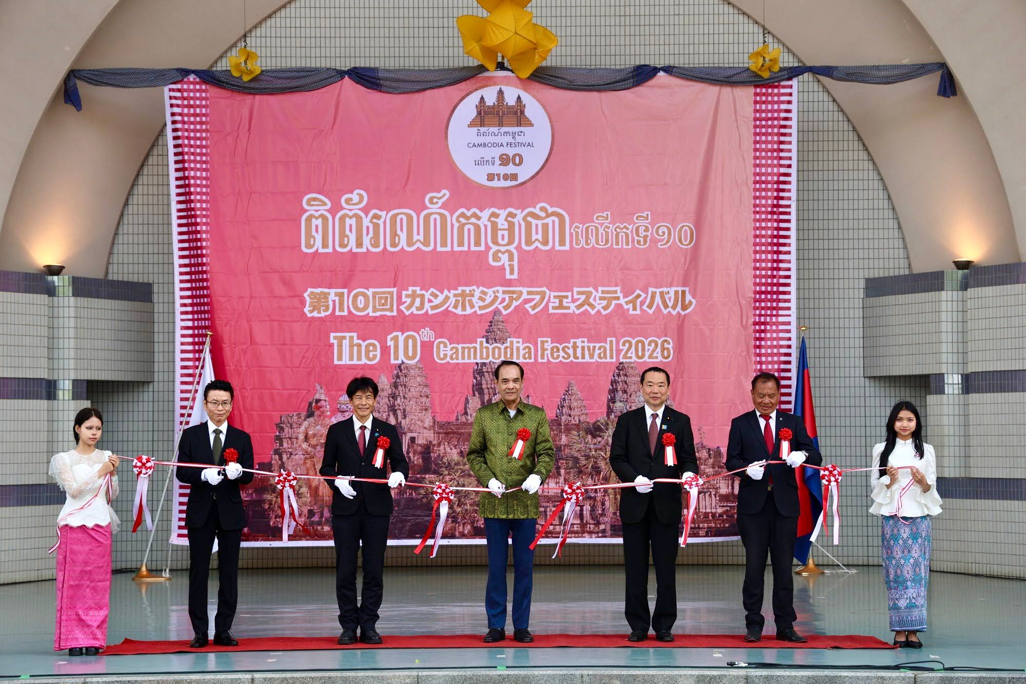 លោក ស៊ីន សារ៉ាយ អនុព័ន្ធពាណិជ្ជកម្មអមស្ថានឯកអគ្គរាជទូតកម្ពុជាប្រចាំប្រទេសជប៉ុន ក្នុងនាមតំណាងក្រសួងពាណិជ្ជកម្ម បានសម្របសម្រួល និងដឹកនាំវិស័យឯកជនកម្ពុជានិងជប៉ុន ចំនួន ៦ រួមមាន៖ មជ្ឈមណ្ឌលពាណិជ្ជកម្មឯកជនកម្ពុជានៅទីក្រុងអាតស៊ូហ្គិ, ក្រុមហ៊ុន S.E.A.T.S Inc., អង្គការ SAORI, ក្រុមហ៊ុន Yamato Printing Co., Ltd. (Cambodian Life), ក្រុមហ៊ុន Confirel Co., Ltd. និងក្រុមហ៊ុន Kojima Holding Co., Ltd. ចូលរួមក្នុងពិព័រណ៍កម្ពុជា លើកទី១០ ឆ្នាំ២០២៦ នៅសួនឧទ្យានយ៉ូយ៉ូហ្គិ ទីក្រុងតូក្យូ ប្រទេសជប៉ុន