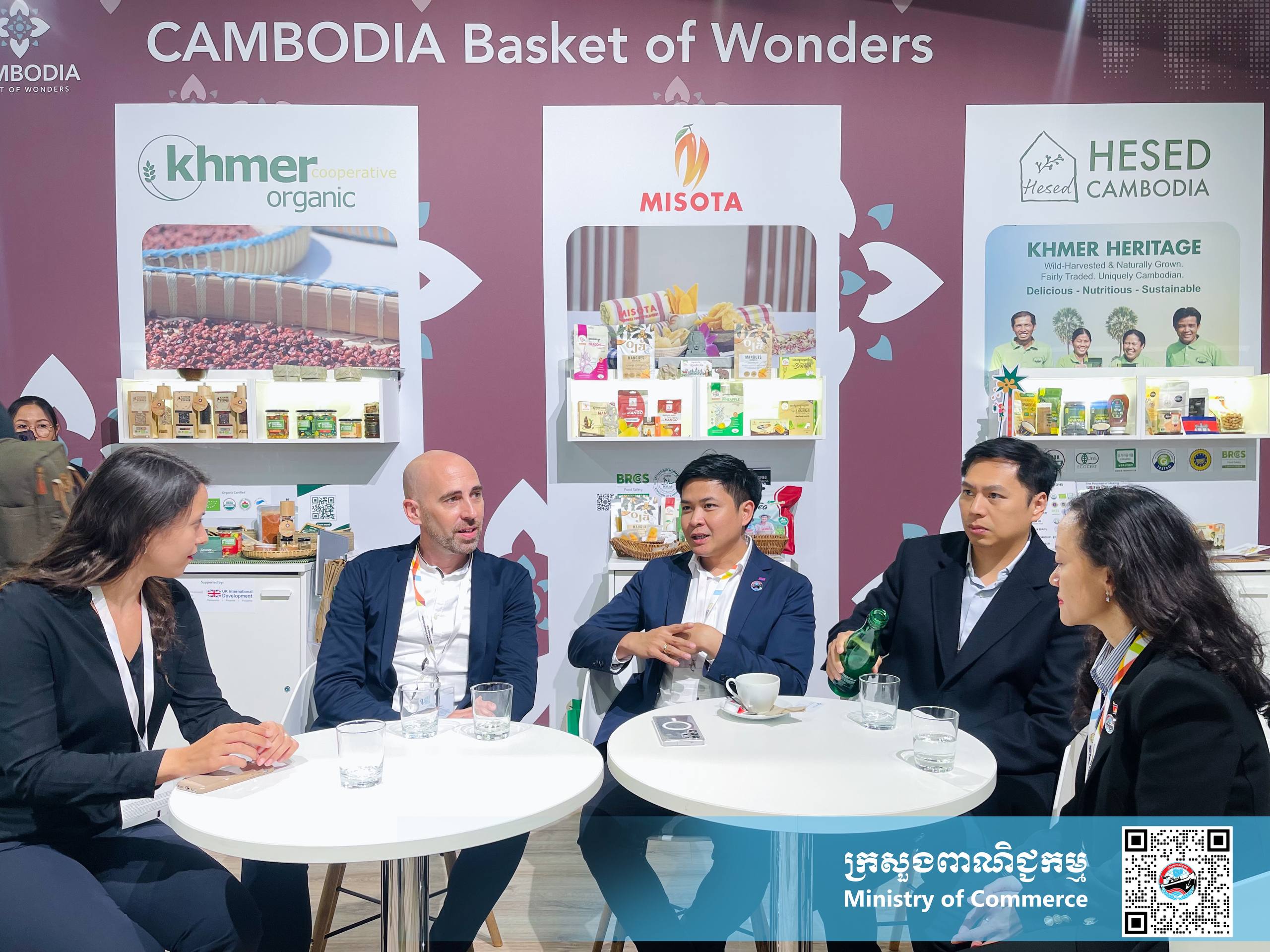 ឯកឧត្តម សំហេង បូរ៉ា រដ្ឋលេខាធិការក្រសួងពាណិជ្ជកម្ម និងជាប្រធានក្រុមការងារជំរុញការនាំចេញ ជាមួយឯកឧត្តម ណាំ លីណាល់ និងលោកជំទាវ សុមេធ សុមនា អនុរដ្ឋលេខាធិការ បានជួបពិភាក្សាការងារជាមួយ Dr. Doktor René Vossen នាយកទូទៅនៃអង្គភាព sequa gGmbH និងលោកស្រី Doktor Julia Bellinghausen ប្រធានគម្រោង Import Promotion Desk (IPD)